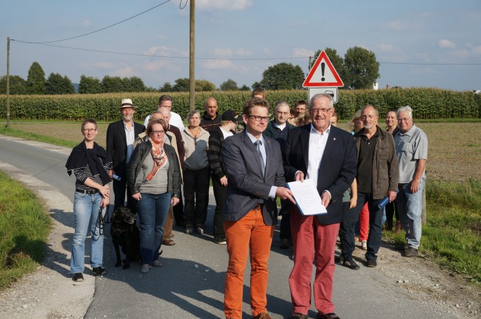 Übergabe der gesammelten Unterschriften gegen die Verkehrsbelastung an der Oldendorf und Ostbarthauser Straße von Jochen Strellmann an Bürgermeister Keller im August 2015