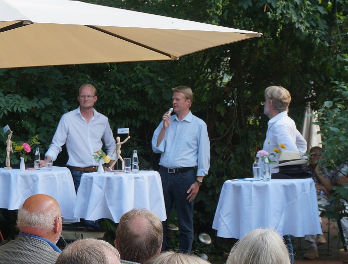 Die Bürgermeisterkandidaten Jan Brüggeshemke (CDU) und Dirk Speckmann (SPD) sowie unser Moderator Bernd Vieweg